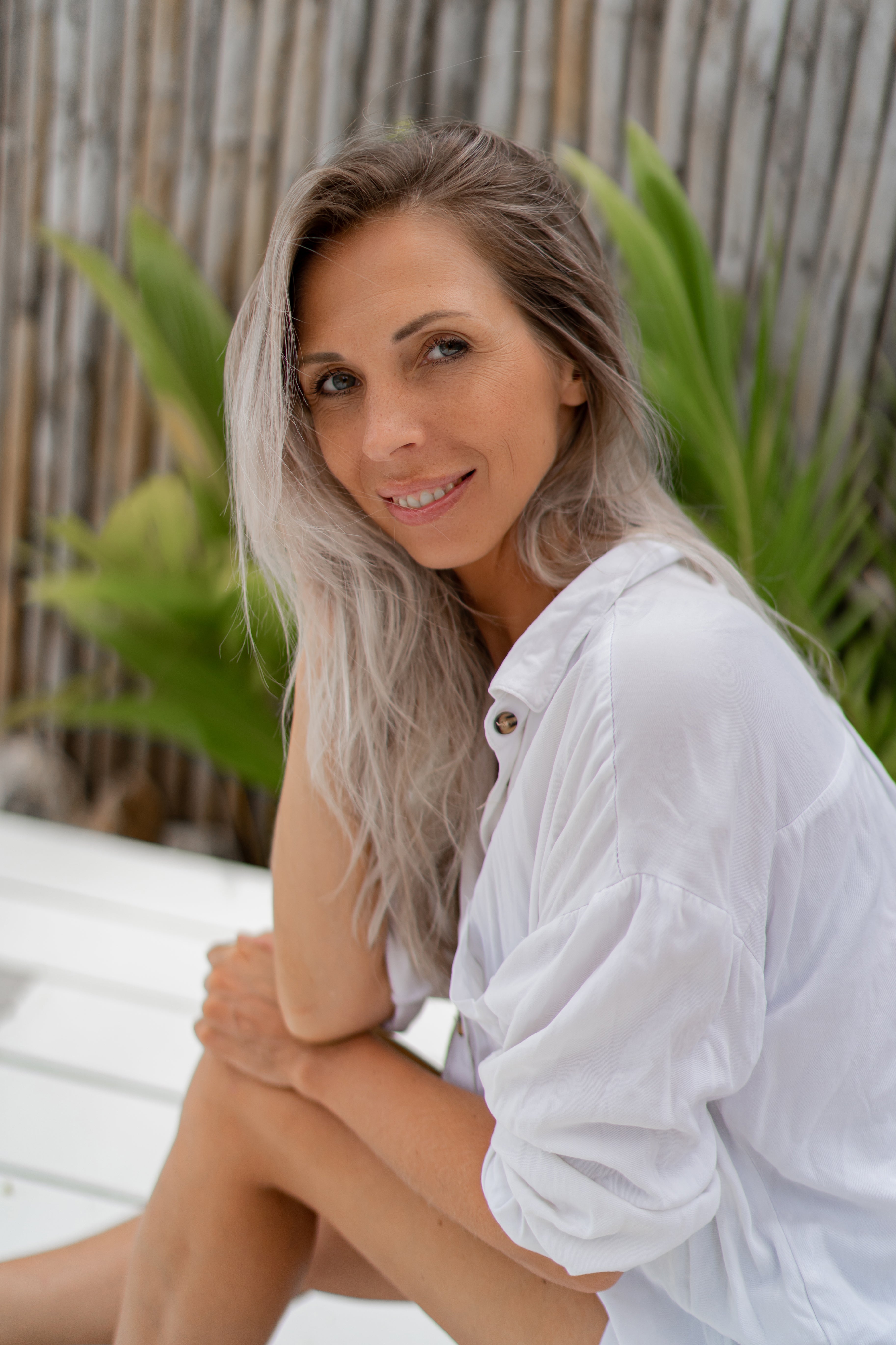 files/heureuse-femme-blonde-en-blouse-blanche-posant-dans-un-complexe-tropical-concept-de-voyage-et-de-vacances.jpg